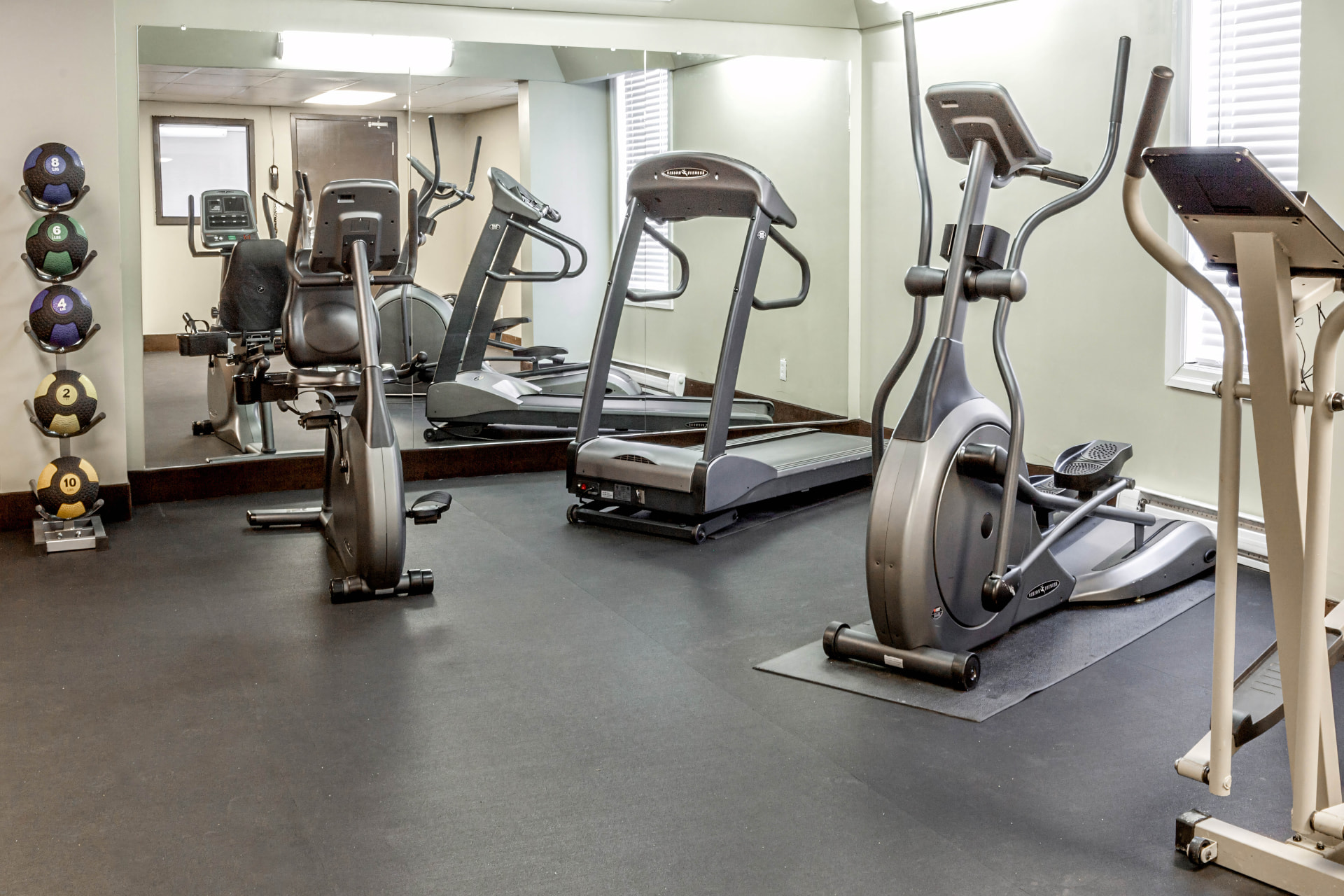 24-hour fitness room at Timmins Inn & Suites